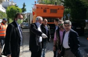 Μαρούσι: Αυτοψίες του Δημάρχου Αμαρουσίου σε εκτελούμενα έργα στο Δήμο Αυτοψίες του Δημάρχου Αμαρουσίου Θεόδωρου Αμπατζόγλου σε εκτελούμενα έργα του Δήμου - Παραδίδεται στην κυκλοφορία η Αγίου Αθανασίου. Θ. Αμπατζόγλου: «Κάθε μέρα γίνεται και ένα σημαντικό βήμα για την βελτίωση της καθημερινότητας των δημοτών μας». Αυτοψίες σε εκτελούμενα έργα του Δήμου Αμαρουσίου πραγματοποίησε ο Δήμαρχος Θεόδωρος Αμπατζόγλου, την Παρασκευή 8 Μαΐου 2020, στο πλαίσιο επιτόπιων ελέγχων που πραγματοποιεί για την πρόοδο των εργασιών σε διάφορες περιοχής της πόλης. Η πρώτη επίσκεψη του Δημάρχου πραγματοποιήθηκε στην οδό Αγίου Αθανασίου όπου ενημερώθηκε για την περάτωση των εργασιών που αφορούσαν σε κατασκευή πεζοδρομίου και ασφαλτόστρωση και συνεπώς για την παράδοση του δρόμου στην κυκλοφορία. Ο κ. Θ. Αμπατζόγλου συζήτησε με τον ανάδοχο για τις τεχνικές δυσκολίες του έργου που σχετίζονταν κυρίως σε υποδομές τρίτων, ως αποτέλεσμα μιας γενικότερης ανάγκης για επανασχεδιασμό του συνόλου των παροχών και του τρόπου που αυτές έχουν εγκατασταθεί με την πάροδο των χρόνων και με την εξέλιξη των τεχνολογιών. Στη συνέχεια ο Δήμαρχος Αμαρουσίου επισκέφτηκε τα έργα που εκτελούντο επί των οδών Στρ. Ρογκάκου και Κριεζή (περιοχή Πολυδρόσου) και αφορούσαν σε επισκευή λακουβών με τη μέθοδο της ταχείας αποκατάστασης οδοστρώματος που επιφέρει διακοπή της κυκλοφορίας για πολύ μικρό χρονικό διάστημα. Μετά το πέρας των αυτοψιών ο κ. Θ. Αμπατζόγλου δήλωσε: «Προτεραιότητά μας είναι η συνεχής παρακολούθηση των έργων και η εντατικοποίηση των εργασιών προκειμένου σε όλες τις γειτονιές του Αμαρουσίου να βελτιώνεται σταδιακά η καθημερινότητα των πολιτών. Μας χαροποιεί που το έργο επί της οδού Αγ. Αθανασίου περατώθηκε μετά από πολλές τεχνικές δυσκολίες. Η ανάγκη για δημιουργία ενός σύγχρονου δικτύου παροχών (τηλεφωνίας, ύδρευσης, φυσικού αερίου, λοιπών αγωγών) παραμένει το μεγάλο ζητούμενο για ένα σύγχρονο Μαρούσι και απαιτεί ένα ριζικό ανασχεδιασμό. Στο μεταξύ με τεχνικές γρήγορης επισκευής, όπως αυτές για το κλείσιμο λακουβών, θα προσπαθούμε να επιφέρουμε τη μικρότερη δυνατή ταλαιπωρία στους Δημότες μας κατά τη διάρκεια των απαραίτητων έργων. Συνεχίζουμε με μεθοδικότητα, την πιστή εκτέλεση του τεχνικού μας προγράμματος για τη βελτίωση της ζωής στο Μαρούσι μας». Παρόντες κατά τη διάρκεια των ελέγχων των τεχνικών έργων, ήταν ακόμη ο Πρόεδρος του Δημοτικού Συμβουλίου Δημήτρης Σμυρνής, οι Αντιδήμαρχοι Σπύρος Σταθούλης, Ευάγγελος Κάββαλος και Γιάννης Νικολαράκος και υπηρεσιακοί παράγοντες των τεχνικών διευθύνσεων του Δήμου.