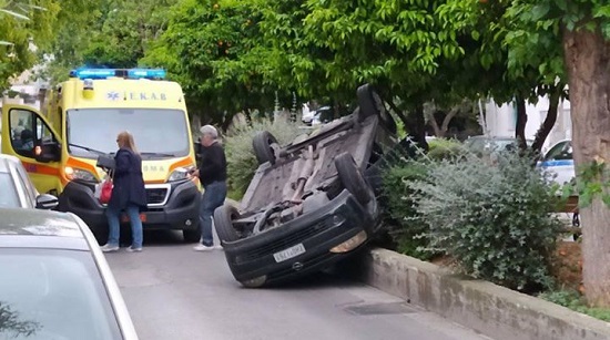 Νέα Ιωνία : Ανατράπηκε αυτοκίνητο χτυπώντας στην προστατευτική νησίδα