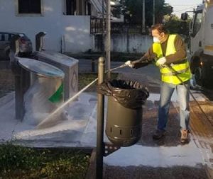 Μεταμόρφωση :Καθημερινά συνεχίζουν οι  πλύσεις και οι απολυμάνσεις των κάδων απορριμμάτων , των  δρόμων , των  πεζόδρομων  και των  πλατειών στο δήμο