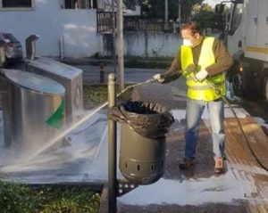 Μεταμόρφωση :Καθημερινά συνεχίζουν οι  πλύσεις και οι απολυμάνσεις των κάδων απορριμμάτων , των  δρόμων , των  πεζόδρομων  και των  πλατειών στο δήμο