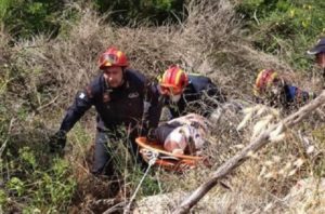 Πεντέλη: Αυτοκίνητο εξετράπη της πορείας του στον δρόμο προς Άγιο Πέτρο και κατέληξε σε χαράδρα