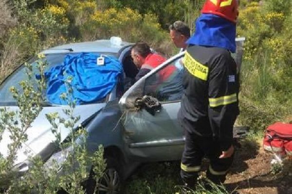 Πεντέλη: Αυτοκίνητο εξετράπη της πορείας του στον δρόμο προς Άγιο Πέτρο και κατέληξε σε χαράδρα