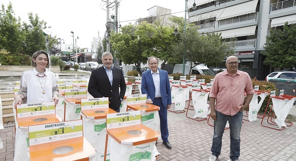 Παράδοση κάδων εσωτερικής ανακύκλωσης στους Δημάρχους Αγίων Αναργύρων – Καματερού Σ. Τσίρμπα και Πετρούπολης Σ. Βλάχο