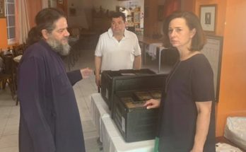 Λυκόβρυση Πεύκη : Ο Δήμαρχος και η Αντιπεριφερειάρχης Βορείου Τομέα στη διανομή γευμάτων σε ευπαθείς οικογένειες του Δήμου μέσω την Ιερών Ναών