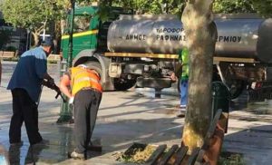 Ραφήνα Πικέρμι:  Καθαρισμός της κεντρικής πλατείας Ραφήνας από την  υπηρεσία καθαριότητας προετοιμάζοντας τον Δήμο για το άνοιγμα των γειονομικών καταστημάτων