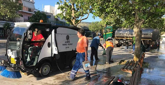 Ραφήνα Πικέρμι:  Καθαρισμός της κεντρικής πλατείας Ραφήνας από την  υπηρεσία καθαριότητας προετοιμάζοντας τον Δήμο για το άνοιγμα των γειονομικών καταστημάτων