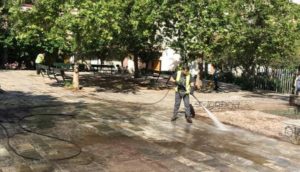 Αθήνα : Εργασίες αποκατάστασης και καθαριότητα στην πλατεία Ολοκαυτώματος Καλαβρύτων στο Νέο Κόσμο