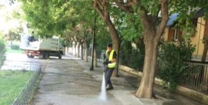 Αθήνα : Εργασίες αποκατάστασης και καθαριότητα στην πλατεία Ολοκαυτώματος Καλαβρύτων στο Νέο Κόσμο