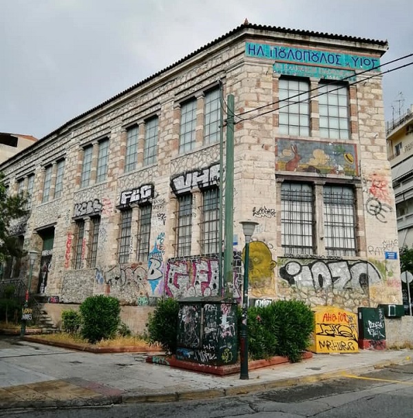Αθήνα : Καθαρίστηκε το ιστορικό κτίριο «Πιλ-Πουλ» που βρίσκεται στο Θησείο