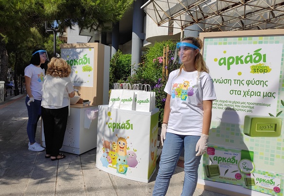 Ηράκλειο Αττική: Εταιρία παραγωγής σαπουνιών σε συνεργασία με τον Δήμο στην κεντρική πλατεία δείχνουν τους  σωστούς τρόπους υγιεινής για να προστατευτούμε από τον κορονοϊό