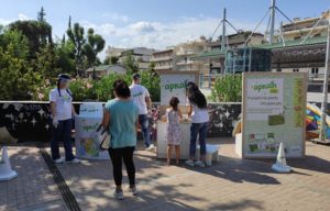 Ηράκλειο Αττική: Εταιρία παραγωγής σαπουνιών σε συνεργασία με τον Δήμο στην κεντρική πλατεία δείχνουν τους  σωστούς τρόπους υγιεινής για να προστατευτούμε από τον κορονοϊό