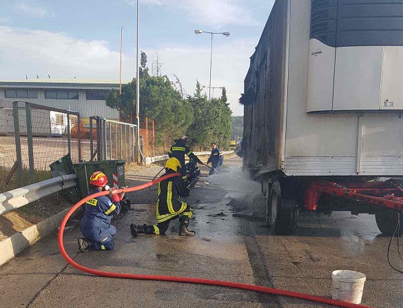 Καπανδρίτι : Φωτιά σε φορτηγό μεταφορικής εταιρείας  χθες στην Εθνική Οδό  Αθηνών Λαμίας