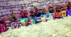 Κασσάνδρα Χαλκιδικής: Άφυτο χωριό που σε κάθε σπίτι κρύβετε και ένας ανώνυμος καλλιτέχνης - Ζωγραφισμένοι ντενεκέδες  με λουλούδια