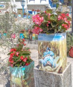 Κασσάνδρα Χαλκιδικής: Άφυτο χωριό που σε κάθε σπίτι κρύβετε και ένας ανώνυμος καλλιτέχνης - Ζωγραφισμένοι ντενεκέδες  με λουλούδια