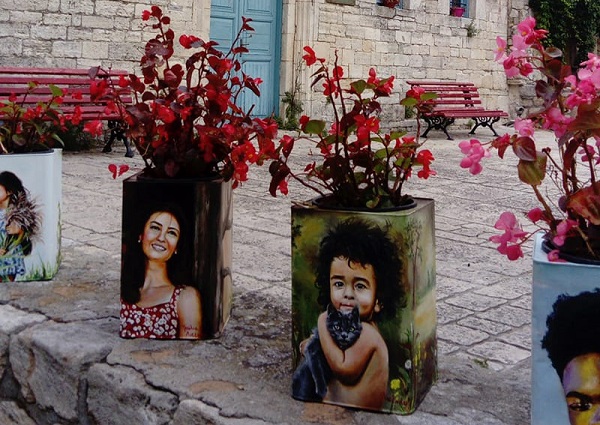 Κασσάνδρα Χαλκιδικής: Άφυτο χωριό που σε κάθε σπίτι κρύβεται και ένας ανώνυμος καλλιτέχνης – Ζωγραφισμένοι ντενεκέδες  με λουλούδια
