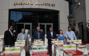 Μαρουσι: Απορριμματοφόρο, καφέ κάδοι συλλογής βιοαποβλήτων και κάδοι εσωτερικής ανακύκλωσης από την Περιφέρεια Αττικής