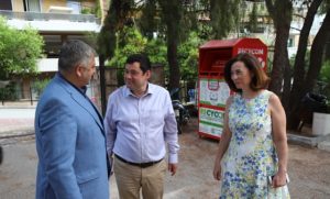Λυκόβρυση Πεύκη: Κάδους εσωτερικής ανακύκλωσης από τον Περιφερειάρχη Γιώργο Πατούλη παρέλαβε ο Δήμαρχος
