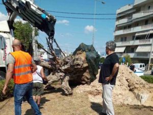 Λυκόβρυση Πεύκη: Φύτευση υπεραιωνόβιας ελιάς σε κοινόχρηστο χώρο πρασίνου στην είσοδο της πόλης δωρεά από την ΕΡΓΟΣΕ