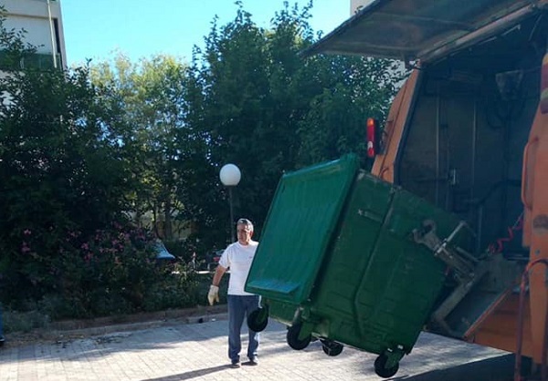Λυκόβρυση Πεύκη: Η υπηρεσία καθαριότητας του Δήμου καθημερινά στις γειτονιές με παρεμβάσεις, με πλύσεις κάδων και καθαρισμούς κοινόχρηστων χωρών