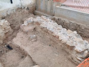Ραφήνα Πικέρμι: Άρχισε η τοποθέτηση σχαρών στον αρχαιολογικό χώρο της υπό κατασκευή πλατείας δίπλα στο Ταχυδρομείο Ραφήνας