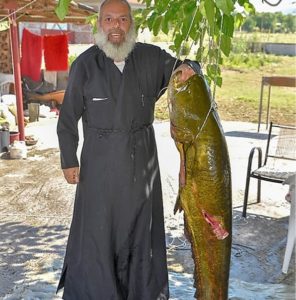 Τρίκαλα: Ιερέας ψάρεψε στον Πηνειό ποταμό Ψάρι 35 κιλών