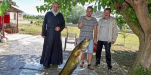 Τρίκαλα: Ιερέας ψάρεψε στον Πηνειό ποταμό Ψάρι 35 κιλών