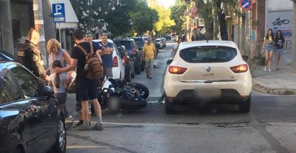 Χαλάνδρι:  Αυτοκίνητο παραβίασε το STOP και χτύπησε μοτοσικλέτα της Αστυνομίας που επέβαιναν δύο αστυνομικοί