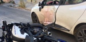 Χαλάνδρι:  Αυτοκίνητο παραβίασε το STOP και χτύπησε μοτοσικλέτα της Αστυνομίας που επέβαιναν δύο αστυνομικοί