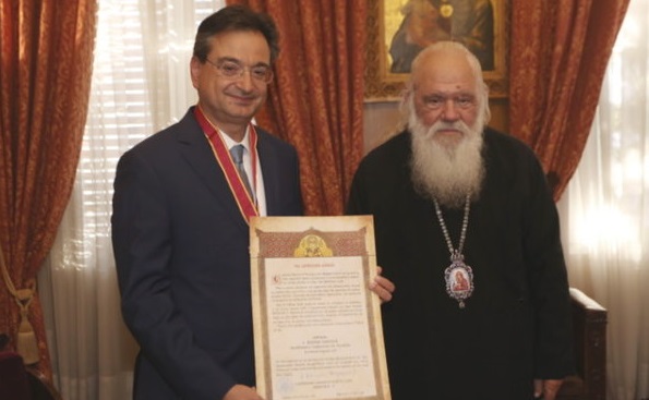 Ελλάδα :Με την ανώτατη διάκριση η Αρχιεπισκοπή Αθηνών τίμησε τον Φ. Καραβία