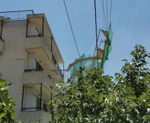 Βριλήσσια: Στην οδό Μπακογιάννη και Μαραθώνας ξεκόλλησε σκαλωσιά από κτίριο