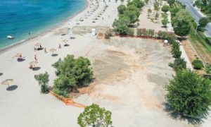 Γλυφάδα: Γκρεμίστηκε το παλαιό Sirocco στην παραλία