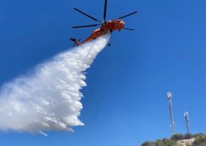 Ένα σύντομο ιστορικό για την πυρκαγιά : Η φωτιά ξέσπασε γύρω στις 9.30 το πρωί της Παρασκευής σε περιοχή με χαμηλή βλάστηση και χόρτα στο Χέρωμα της Βάρης (οδός Ανδρούτσου). Στην περιοχή άμεσα κατέφθασαν δυνάμεις της Πυροσβεστικής με 10 οχήματα με 25 πυροσβέστες και εθελοντικές ομάδες. Οι άνεμοι που έπνεαν στην περιοχή ευνοούν την εξάπλωση της φωτιάς και δυσκολεύουν το έργο της πυρόσβεσης. Ενώ παράλληλα γίνονταν συνεχής ρίψεις νερού από ένα ελικόπτερο. Για προληπτικούς κυρίως λόγους εκκενώθηκε το παιδικό χωριό SOS, καθώς και το γηροκομείο ΑΚΤΙΟΣ, το οποίο βρισκόταν πιο κοντά στο μέτωπο της πυρκαγιάς. Σύμφωνα με την Πυροσβεστική, δεν υπάρχει κίνδυνος για κατοικίες που βρίσκονται στην ευρύτερη περιοχή, ωστόσο, στο σημείο παραμένουν ισχυρές δυνάμεις για να αποφευχθεί ενδεχόμενο αναζωπύρωσης