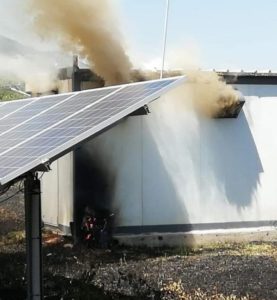 Άγιος Στέφανος: Πυρκαγιά σε μονάδα φωτοβολταϊκών