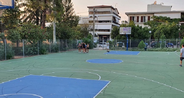 Ελληνικό Αργυρούπολη: Ανακαινίστηκε το ανοιχτό γήπεδο μπάσκετ στο Μετρό Αργυρούπολης