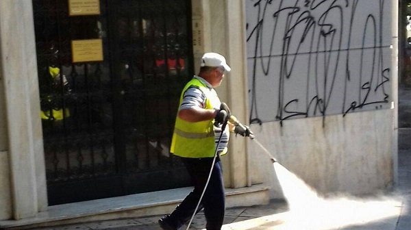 Αθήνα: Πλύσιμο δρόμων της πόλης σε μια συνεχή προσπάθεια για αναβάθμιση της ζωής στην πρωτεύουσα