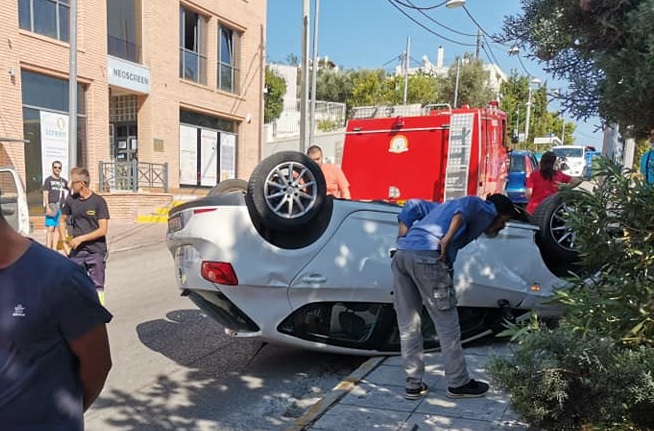 Βριλήσσια: Στην οδό Βορείου Ηπείρου και Λ. Πεντέλης ένα αυτοκίνητο έχασε τον έλεγχο  με αποτέλεσμα να τουμπάρει