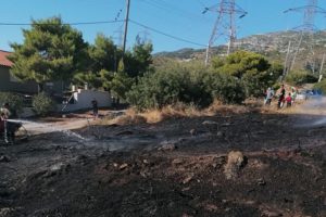 Πεντέλη: Φωτιά από καλώδιο της ΔΕΗ στην οδό Κοτζιουλα