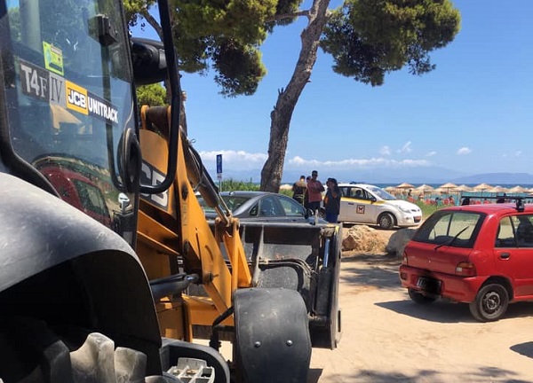 Σπάτα Αρτέμιδα: Καθημερινό και μεγάλο είναι το πρόβλημα, τώρα το καλοκαίρι, του παράνομου παρκαρίσματος στην παραλία της Αρτέμιδος