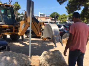 Σπάτα Αρτέμιδα: Καθημερινό και μεγάλο είναι το πρόβλημα, τώρα το καλοκαίρι, του παράνομου παρκαρίσματος στην παραλία της Αρτέμιδος
