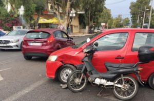 Σπάτα Αρτέμιδα: Τροχαίο ατύχημα στη λεωφόρο Καραμανλή