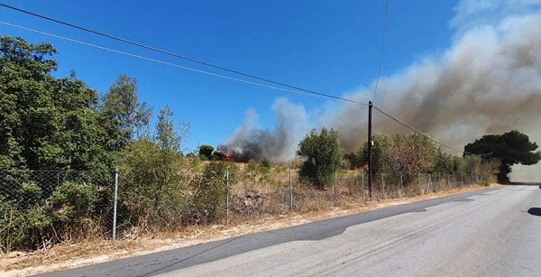 Ραφήνα  Πικέρμι: Φωτιά ξέσπασε στην Αρίωνος κοντά στο Αθλητικό Παραολυμπιακό Κέντρο, Αρίωνος και Αγίου Γεωργίου