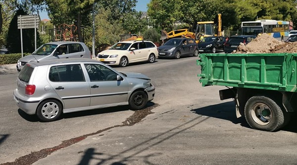 Βριλήσσια: Ένα αυτοκίνητο  συγκρούστηκε με φορτηγό
