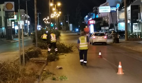 Βριλήσσια: Εργασίες καθαρισμού και κλαδέματος το απόγευμα στην νησίδα της λεωφόρου Αναπαύσεως