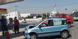 Βριλήσσια : Στην οδό Αναπαύσεως ένα αυτοκίνητο έχασε τον έλεγχο και έπεσε σε ταμπέλα Βενζινάδικου