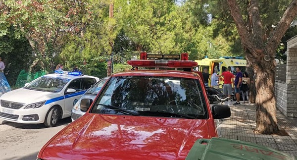 Βριλήσσια: Τροχαίο ατύχημα με ένα αυτοκίνητο που συγκρούστηκε με μια μηχανή στην οδό Πίνδου και Δωδεκανήσου