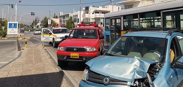 Βριλήσσια : Στην οδό Αναπαύσεως ένα αυτοκίνητο έχασε τον έλεγχο και έπεσε σε ταμπέλα Βενζινάδικου