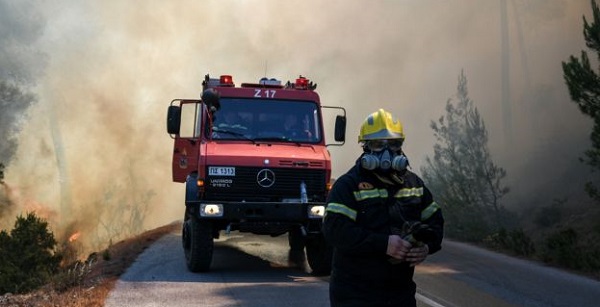 Παπάγου Χολαργός :  Φωτιά βρίσκεται σε εξέλιξη αυτή την ώρα στον Καρέα