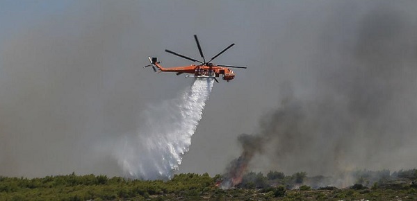 Ο δήμαρχος Μαραθώνα Στρατής Τσίρκας, μιλώντας στο ΑΠΕ-ΜΠΕ, τόνισε : «Το μέτωπο είναι ενεργό, αν και υπάρχει ένας σχετικός έλεγχος από τις δυνάμεις που επιχειρούν. Το πρόβλημα εντοπίζεται στο ότι οι άνεμοι είναι ισχυροί και γυρίζουν συνεχώς, κάνοντας την κατάσταση της πυρόσβεσης αρκετά δύσκολη… Ευτυχώς, η κινητοποίηση ήταν άμεση και δεν κινδυνεύουν κατοικημένες περιοχές, ωστόσο ο άνεμος σπρώχνει τη φωτιά προς το δάσος και αυτό θα δυσκολέψει τις επίγειες επιχειρήσεις πυρόσβεσης. Όμως, οι δυνάμεις επιχειρούν και από αέρος … Στη συνέχεια ο κ. Τσίρκας είπε: “Προέκυψαν ταυτόχρονα δύο μέτωπα, καθώς είχαμε μια φωτιά και στον Νέο Βουτζά, αλλά την προλάβαμε και αυτή τη στιγμή δεν είναι ενεργή… Συνεχίζουμε την προσπάθεια για το ενεργό μέτωπο και είμαστε σε επιφυλακή και για αύριο, καθώς επίσης θα είναι μια ημέρα με ισχυρούς ανέμους».