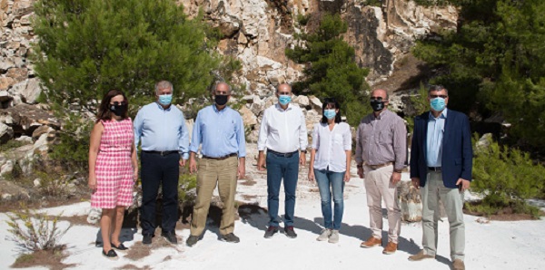 ΥΠΕΝ : Επίσκεψη Κωστή Χατζηδάκη στην Πεντέλη – Στόχος η περιβαλλοντική προστασία και ανάδειξη του βουνού