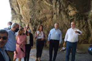 ΥΠΕΝ : Επίσκεψη Κωστή Χατζηδάκη στην Πεντέλη - Στόχος η περιβαλλοντική προστασία και ανάδειξη του βουνού